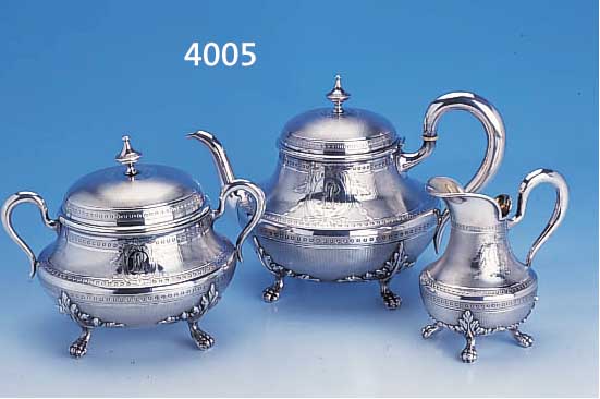 3-TEILIGES TEESERVICE, FRANKREICH UM 1885/90, 950ER SILBER, GUILLOCHIERT UND FEIN NACH- GESTOCHEN, PERLLEISTENVERZ., JEWEILS 4 KLAUEN-FüSSE, ...