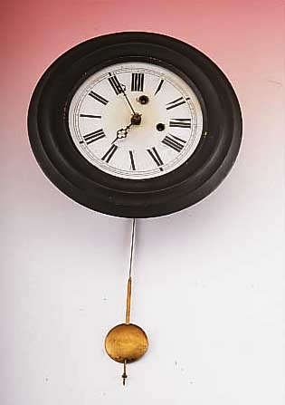 RAHMEN/WANDUHR, DEUTSCHLAND (SCHWARZWALD) UM1880, HOLZRAHMEN NACHLACKIERT, GLASZIFFERBL. FARBL. ALTERSBED. GET., ORIG.-STAHLZEIGER, 1/2 ...