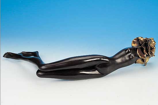 BRUNI, BRUNO, FEMME AUX ROSES, BRONZESKULP- TUR, GEGOSSEN BEI VENTURI, SIGN., NUM. 126/ 250, GESAMTLäNGE CA. 75 CM, CA. 19 KG.