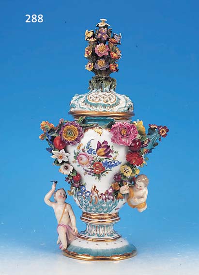 DECKELVASE, MEISSEN, 1. HäLFTE 19. JH., PORZELLAN, REICH RELIEFIERT UND BUNT BEMALT MIT BLUMENBOUQUET, APPLIZIERT MIT ZWEI VOLL- PLASTISCHEN ...