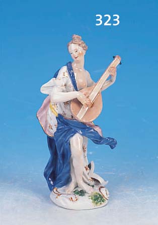 PORZELLANFIGUR, MEISSEN, PUNKTZEIT, UM 1760-75, DAME MIT LAUTE, BUNT BEMALT UND MITGOLDSTAFFAGE, H. CA. 17,5 CM, RESTAURIERT