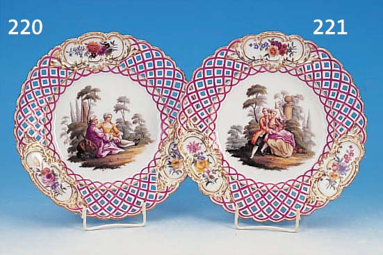 ZIERTELLER, MEISSEN, UM 1880-90, 2. WAHL, PORZELLAN, RAND IN REICHER DURCHBRUCHARBEIT, MITTIG BUNT BEMALT MIT GALANTER SZENE, GOLD- STAFFAGE, IN ...