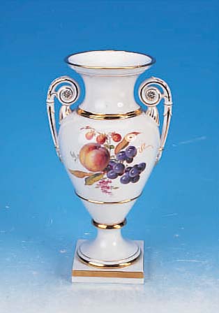 AMPHORENVASE, MEISSEN, UM 1900, 1. WAHL, PORZELLAN, BEIDSEITIG FEINE BUNTE MALEREI EINES OBSTBOUQUETS, REICHE GOLDSTAFFAGE, H. CA. 29 CM