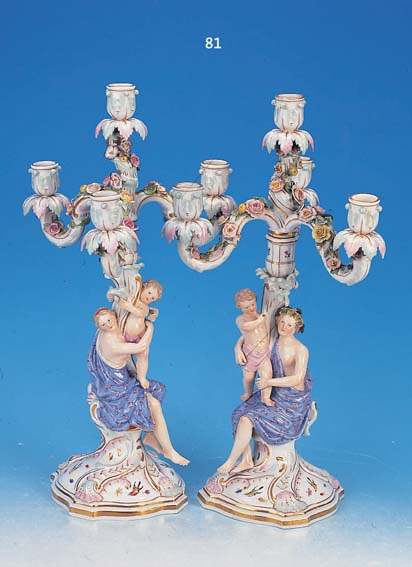 PAAR PRUNKKKERZENLEUCHTER, MEISSEN, UM 1860, PORZELLAN, REICH RELIEFIERT UND MIT VOLL- PLASTISCHEN FIGUREN APPLIZIERT, MANN MIT KIND BZW. ...