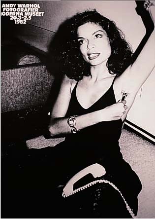 WARHOL, ANDY, BIANCA JAGGER, PLAKAT ZUR AUSST. DER FOTOGRAFIEN IM MODERNA MUSEET STOCKHOLM 1982, OFFSET AUF DüNNEM KARTON, BEIDSEITG ...