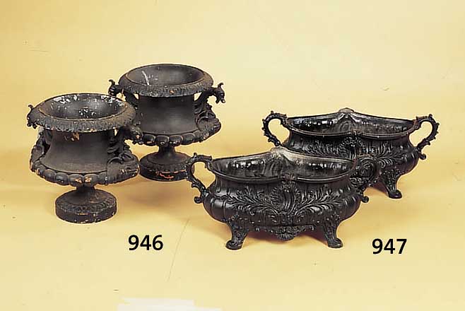 PAAR AMPHOREN, FRANKREICH, UM 1880/90, , EISENGUß, H. 34 CM, ALTERSSCHäDEN, KORRODIERT GRIFFE IN FORM VON FABELWESEN