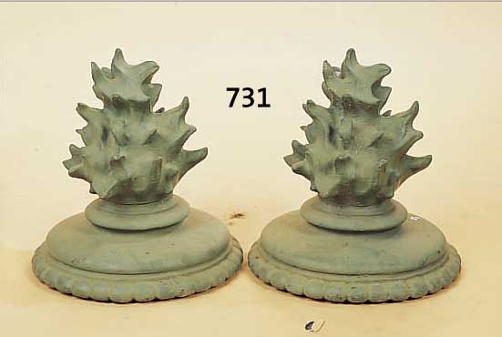 PAAR TORPFOSTENBEKRöNUNGEN, FRANKREICH, 19. JAHRHUNDERT, EISENGUß, GRüN GEFAßT, H. 35 CM, ALTERSSPUREN