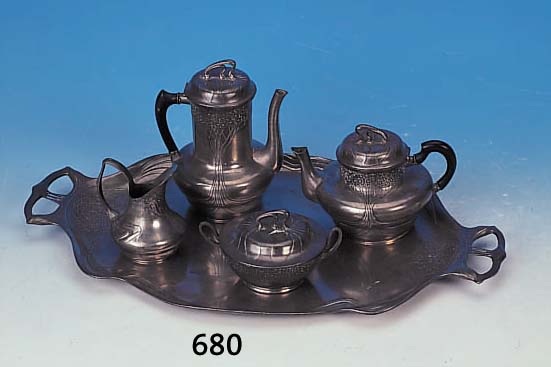 JUGENDSTILSET, FüNTEILIG, ORIVIT, UM 1900, ZINN, 43 X 26.5 CM, BEST. AUS ZWEI KäNNCHEN, SAHNEGIEßER, ZUCKERDOSE UND TABLETT, GE- ...