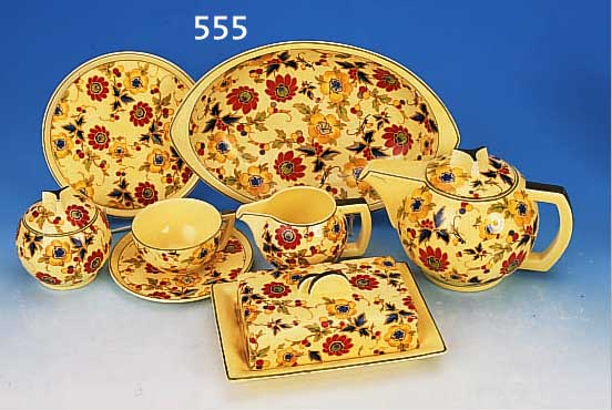 TEILE EINES KAFFEE- UND TEESERVICES, MAX ROESLER RODACH, 30ER JAHRE, FEINSTEINGUT, REICHER BUNTER BLUMENDEKOR AUF GELBEM GRUND, BESTEHEND ...
