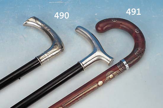 SPAZIERSTOCK, DEUTSCH, UM 1900, GRIFF 800ER SILBER, FEIN ZISELIERTER STIL. BLUMENDEKOR, LEICHT VERBEULT, L. CA. 88 CM