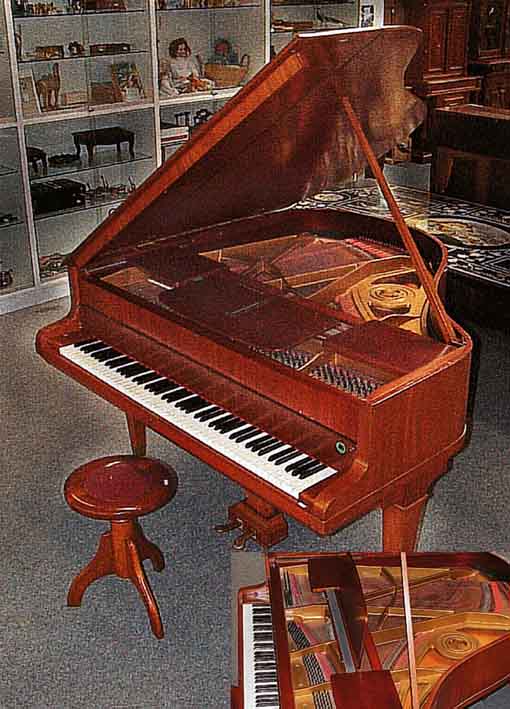 STUTZFLüGEL, GABRIEL GAVEAU, PARIS, UM 1915 MAHAGONIFURNIER, FüR DEN äGYPT. MARKT GEARB. VERTREIBER PAPASIAN & CO. EGYPT, TASTENAB- DECKUNG ...