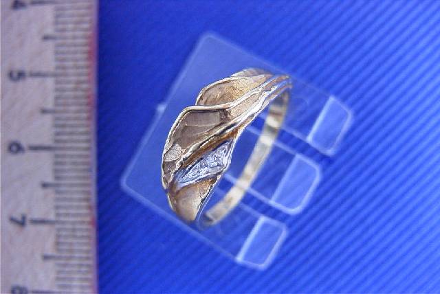 RING MIT DIAMANT, GG/WG 585/000, 1 DIAM. CA. 0.02 CT WEIß/SI, BLATTSTRUKTUR, GR. 55