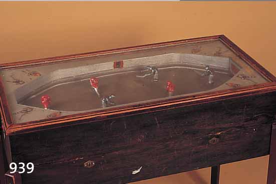 TISCHHOCKEYSPIEL, DEUTSCH, UM 1955-60, HOLZGEHäUSE, METALLEINSäTZE, 32.5 X 104 X 55 CM, MIT FüSSEN, MüNZEINWURF UND SPIELANZEIGE DEFEKT, ...