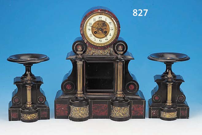 TISCHUHR, FRANKREICH, UM 1900, SCHWARZER KALKSTEIN MIT GRüNGEäDERTEN MARMOREINLAGEN, SCHWUNGBEREICH DES PENDELS FACETT. VERGLAST, GLASDECKEL ...