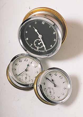KONVOLUT: 3 EINBAUUHREN DEUTSCHE PRODUKTION, 1X KIENZLE, 8-TAGE-WERK (VDO), UM 1938, EIN-BAUD. CA. 60 MM, SCHW. BLATT M. KL. SEK., AUFZUG U. ...