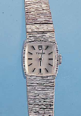 TUDOR DAMENARMBANDUHR, REF.-NR. 9553, SCHWEIZ UM 1964, METALL RODH., EDELST.-BODEN GEDR., VERS. KONTRASTZIFFERBL., FORMANKERW. VON FEF KAL. ...
