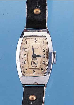 KONVOLUT: 2 SWESDA ARMBANDUHREN, SOWJETUNIONUM 1953, BEIDE METALL VERCHR., 1X RECT.-FORM, 1X TONNENFORM, BEIDE VERS. ORIG.-BLäTTER, ALTERSBED. ...