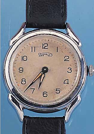 URAL HERRENARMBANDUHR, SOWJETUNION UM 1955, GROßES METALLRUNDGEH. VERCHR., BODEN GEDR., VERS. BLATT, VERWENDETES KLEINTASCHENUHRKAL. 15 ST., ...