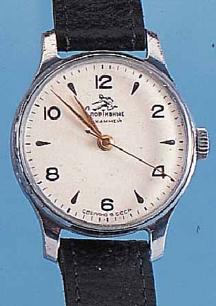 KONVOLUT: 3 SPORTIVNIJE HERRENARMBANDUHREN, SOWJETUNION 1955-1958, 2X VERS. BLäTTER, M. DARST. EINES SPORTLERS, 1X SCHW. OHNE, BEIDE ...