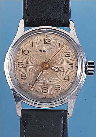 KONVOLUT: 2 VOLNA HERRENARMBANDUHREN, SOW- JETUNION 1958-1960, BEIDE METALLGEH. HARTVER- CHR., TEILW. BER., VERS. ZIFFERBL., BöDEN 1X GESCHR., ...