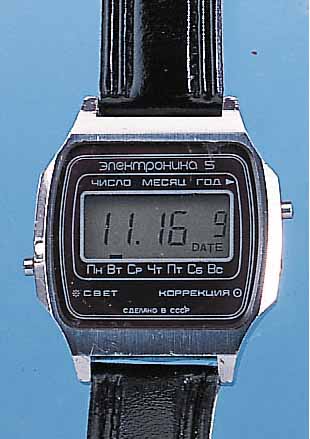 KONVOLUT: 2 RUSSISCHE HERRENARMBANDUHREN, M. FRüHER QUARTZGEST. DIGITALANZ., 1X NOCH ROT VERGL. (NORMALZEIT, SEK., DATUM), METALL VERCHR., ...