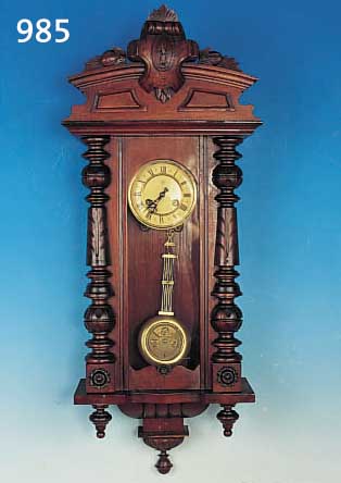WANDUHR, JUNGHANS, UM 1900, VERZIERTES U. GESCHNITZES HOLZGEHäUSE, ALTER AUFSATZ (URSPR.NICHT ZUR UHR GEHöREND), DREISEITIG VERGLAST, ...