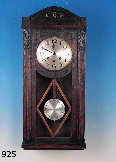 WANDUHR, MIT WESTMINSTERSCHLAG, DEUTSCH, UM 1920/30, VERZIERTES U. GESCHNITZTES EICHEN- HOLZGEHäUSE, SCHWUNGBEREICH DES PENDELS VER- GLAST MIT ...