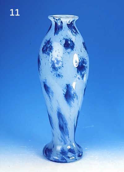GROßE VASE, SCHNEIDER, 1930/32, FARBLOSES SCHICHTGLAS, H.57 CM, HELLBLAU UND BLAU EINGEPUDERT, SIGNIERT