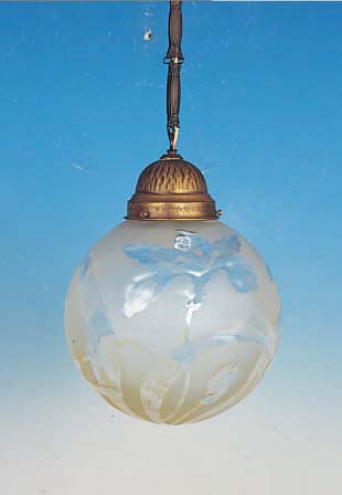 DECKENLAMPE, WOHL ÖSTERREICH, UM 1900, FARBLOSES GLAS, GEäTZT, BLUMENDEKOR, MESSINGMONTUR, FUNKTION NICHT GEPRüFT L. 74 CM