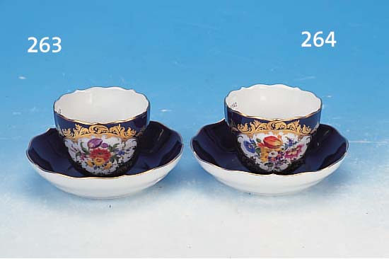MOKKATASSE MIT UNTERTASSE, MEISSEN, 1. WAHL,60ER JAHRE, PORZELLAN, H. 5.5 CM, KOBALTBLAUERFOND, IN KARTUSCHE GROßE BLUMENBOUQUETMALEREI,GOLDSTAFFAGE