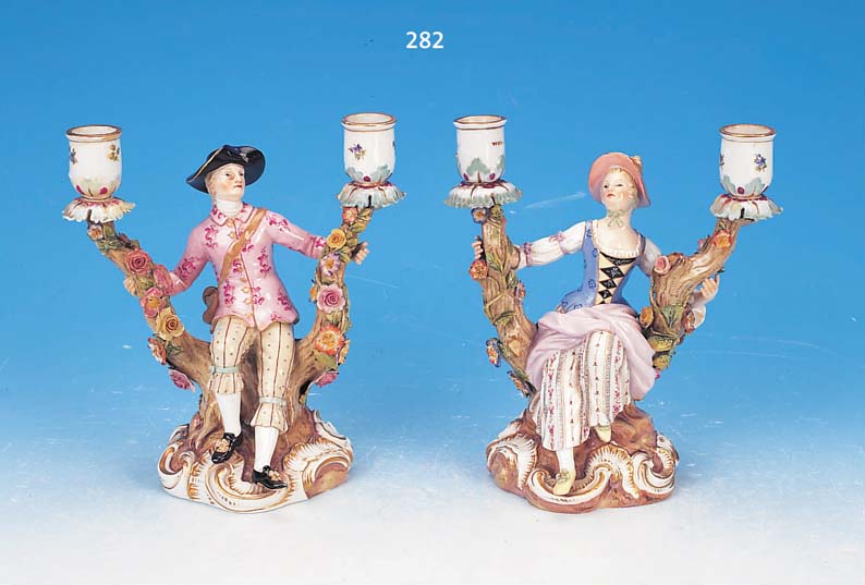 PAAR KERZENLEUCHTER, MEISSEN, UM 1860/80, PORZELLAN, H. CA. 20.5 CM, JE ZWEI BRENN- STELLEN, FRAU BZW. KAVALIER AUF BLUMENAST, SITZEND, ...