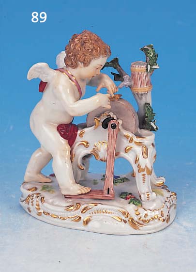 PORZELLANSKULPTUR, MEISSEN, UM 1880/90, 1. WAHL, 12 X 10 CM, AMOR BEIM SCHLEIFEN SEINER PFEILE, AN D. BLäTTERN BEST., BEMALT, ...