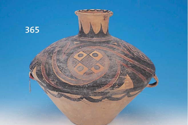 VORRATSGEFäß, CHINA, CA. 2500 V. CHR., TON, BEMALT, H. 41 CM, B. 49 CM, FREI AUFGEBAUT, 2 HENKEL AM BAUCH UND ZWEI AUFHäNGUNGEN AM HALS, ...
