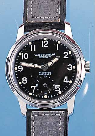 WEHRMACHTSUHR, DEUTSCHLAND UM 1965, ZIVIL GEN., METALL VERCHR., SCHW. KONTRASTZIFFERBL.,EDELST.-BODEN GESCHR., BEI FERTIGST. WASSER- GESCH., GR. ...