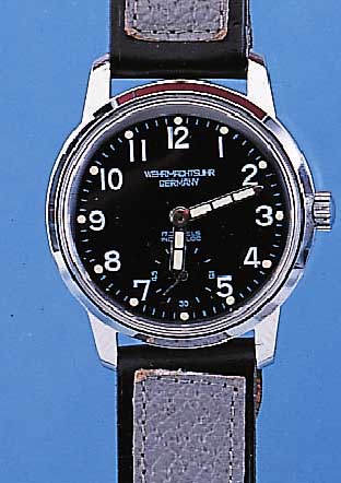 WEHRMACHTSUHR, DEUTSCHLAND UM 1965, ZIVIL GEN., METALL VERCHR., SCHW. KONTRASTZIFFERBL.,EDELST.-BODEN GESCHR., BEI FERTIGST. WASSER- GESCH., GR. ...