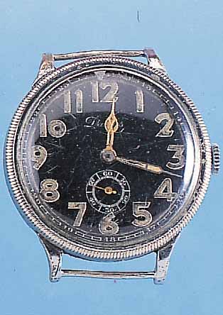 DARIUS FLIEGERARMBANDUHR, SCHWEIZ UM 1934, METALL VERCHR., BER., BODEN U. GLASR. GEDR., DREHLüNETTE M. INNENZEIGER, ORIG. SCHW. BLATT,ALTE ...