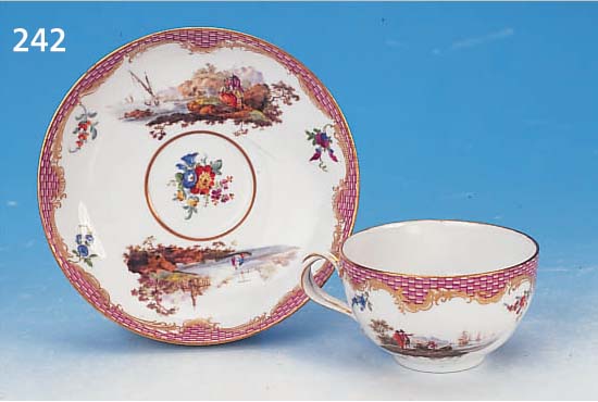 TASSE MIT UNTERTASSE, MEISSEN, 1774 - 1814, PORZELLAN, H. 5 CM, VIER HAFENSZENEN, SEHR FEINE BEMALUNG, GOLDSTAFFAGE, LEICHT RESTAURIERT, ...