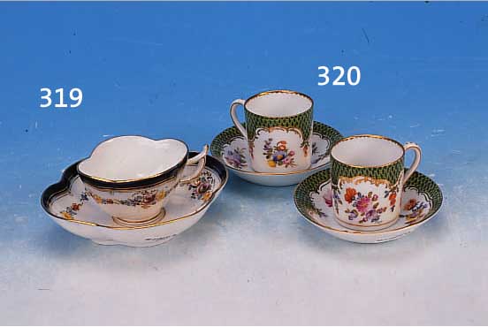 ZWEI MOKKATASSEN MIT UNTERTASSEN, NYMPHENBURG,20/30ER JAHRE, PORZELLAN, H. 4.5 CM, GRüNER SCHUPPENDEKOR, GOLDSTAFFAGE, BLUMEN- MALEREI