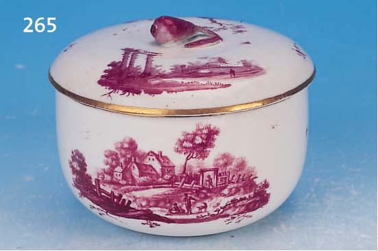 DECKELDOSE, HöCHST, UM 1775, PORZELLAN, H.10 CM, PURPURFARBENE CAMAIEUXMALEREI, GOLDSTAFFAGE, Z.T. REST.