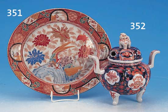 DECKELGEFäß, JAPAN, IMARI, UM 1880, PORZELLAN, H. CA. 20 CM, Z.T. RESTAURIERT