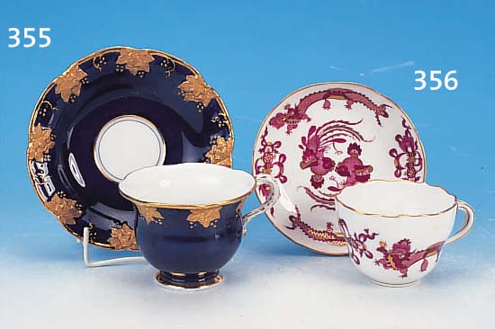 TASSE MIT UNTERTASSE, MEISSEN, MITTE 20.JH., PORZELLAN, H. 7.5 CM, KOBALTBLAUER RAND MIT GOLDSTAFFAGE, ERHABENER BLäTTERDEKOR