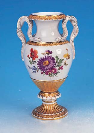 DOPPELHENKELVASE, MEISSEN, 1924-33, PORZEL- LAN, BEIDSEITIGE BLUMENBEMALUNG, BLUME III, SCHLANGENHENKEL, GOLDSTAFFAGE, L. BERIEBEN, H. 28 CM