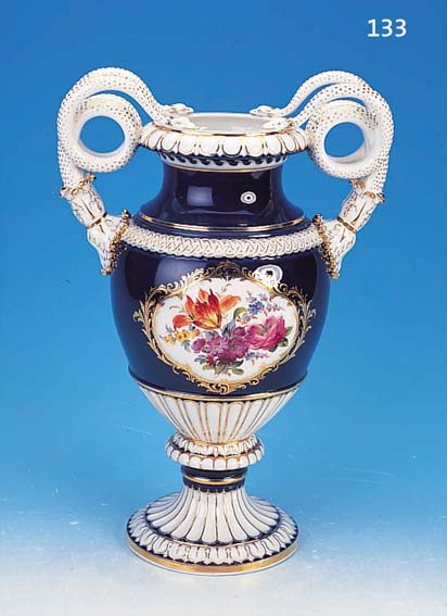 GROßE DOPPELHENKELVASE, MEISSEN, ENDE 19. JH., PORZELLAN, H. 48 CM, KOBALTBLAUGRUNDIG, ZWEI GROßE SCHLANGENHENKEL, IN GOLDEINRAHMUNG GROßE ...