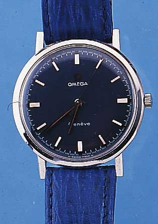KONVOLUT: 2 OMEGA HERRENARMBANDUHREN, BEIDE EDELST., 1X GENEVE, RUNDFORM, UM 1970, BODEN GEDR., RUNDANKERW., KAL. 601, HANDAUFZUG, INCABL., EZW ...