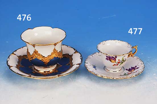 TASSE MIT UNTERTASSE, MEISSEN, 60ER JAHRE, PORZELLAN, H.8 CM, PARTIELL BLAUGRUNDIG, GOLDSTAFFAGE, MIN. GEBRSSP.