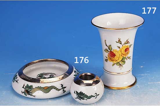 ASCHENBECHER UND STREICHHOLZST, MEISSEN, 1924 - 33, PORZELLAN, D. 14 CM BZW. H. 5 CM, 800ER SILBERMONTUREN, GRüNER DRACHENDEKOR