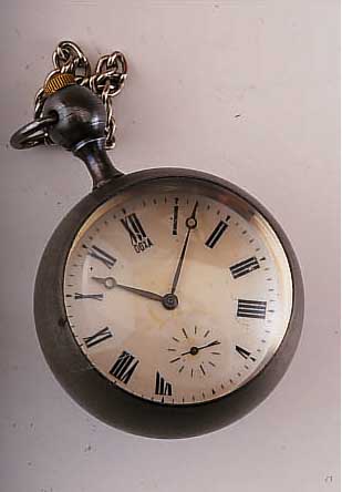 KUGELUHR MIT EINGEBAUTEM, RUSSISCHEM TASCHEN- UHRWERK, AKTUELLE FERT., GLASKöRPER M. OPTISCHER WIRKUNG, EMAILFARB. BLATT, KL. SEK. VERT., ...