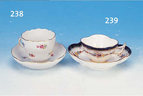 MOKKATASSE MIT UNTERTASSE, MEISSEN, UM 1890, PORZELLAN, H.4 CM, KOBALTBLAUER RAND, BLUMENGIRLANDE, GOLDSTAFFAGE