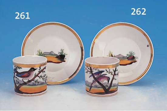 TASSE MIT UNTERTASSE, DEUTSCH, UM 1820, PORZELLAN, H. 6 CM, VOGELDEKOR, GOLDSTAFFAGE, DIESE ALTERSBEDINGT BER.