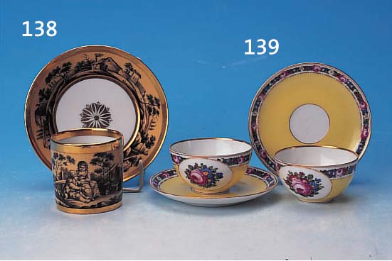 TASSE MIT UNTERTASSE, WOHL PARIS, 19. JH., PORZELLAN, H. 6 CM, UMLAUFEND BEMALT, LANDSCHAFTSDEKOR MIT KINDERN, GOLDSTAFFAGE